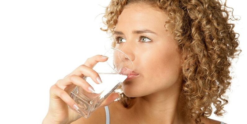 В рамках диеты необходимо употреблять 1, 5 литра очищенной воды, помимо других жидкостей. 