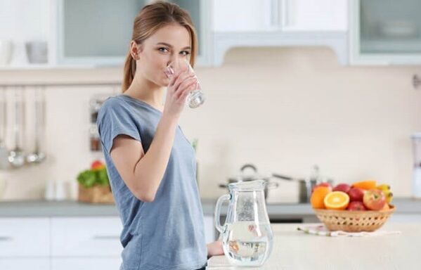 Пейте воду перед едой, чтобы похудеть на ленивой диете